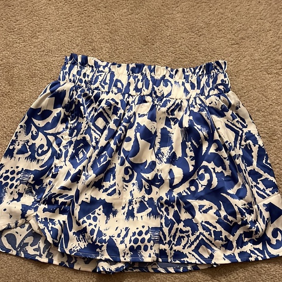 White and blue ruffled elastic shorts - Picture 2 of 5
